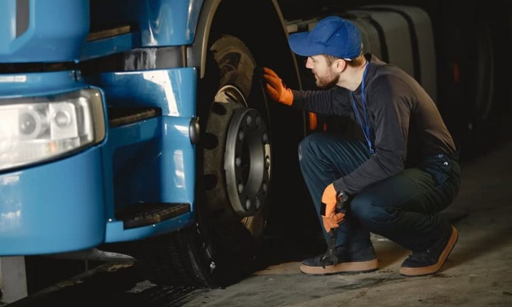 Signs Your Commercial Vehicle Needs Urgent Truck Repair
